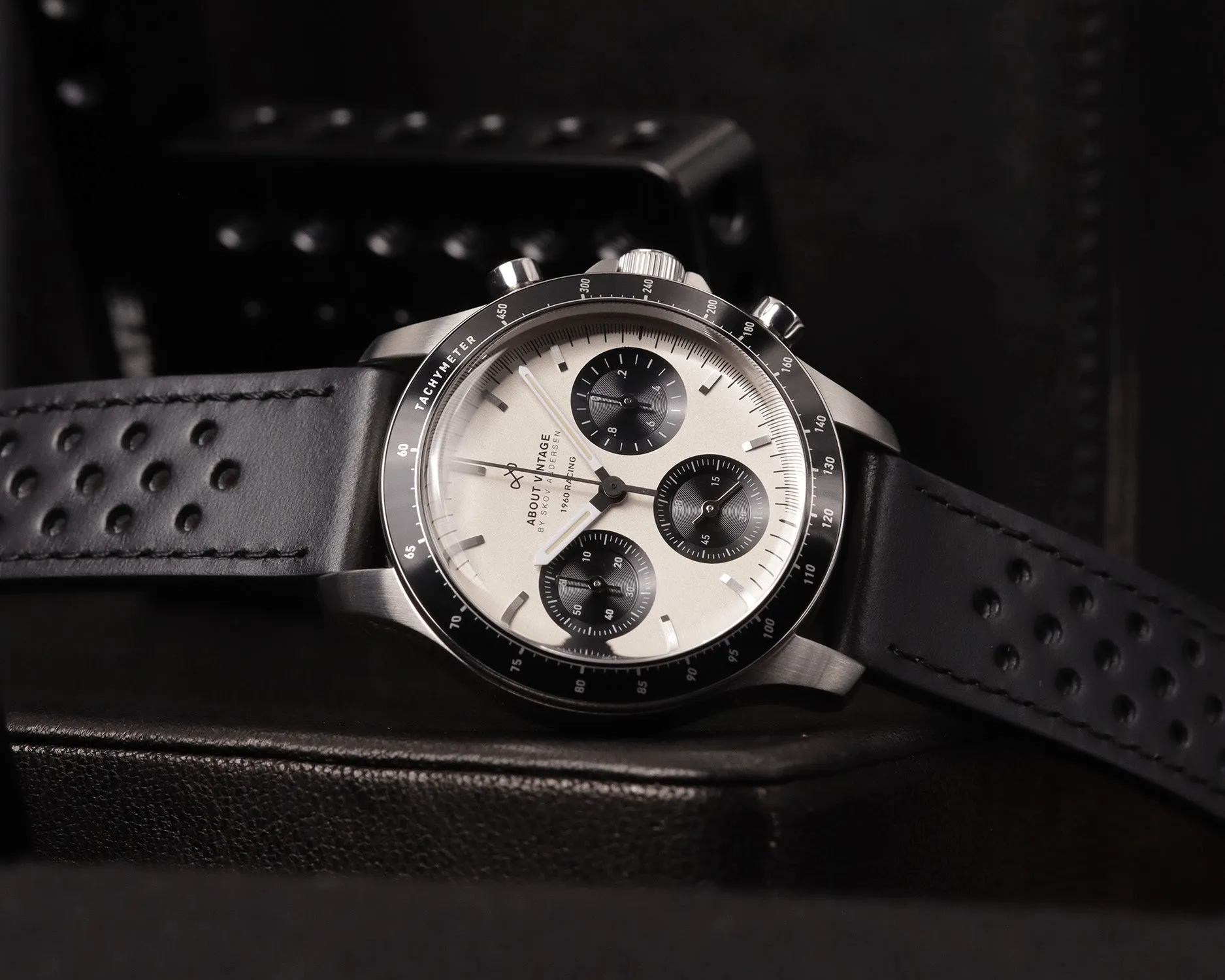1960 Racing Chronograph. Steel / Off White & Black