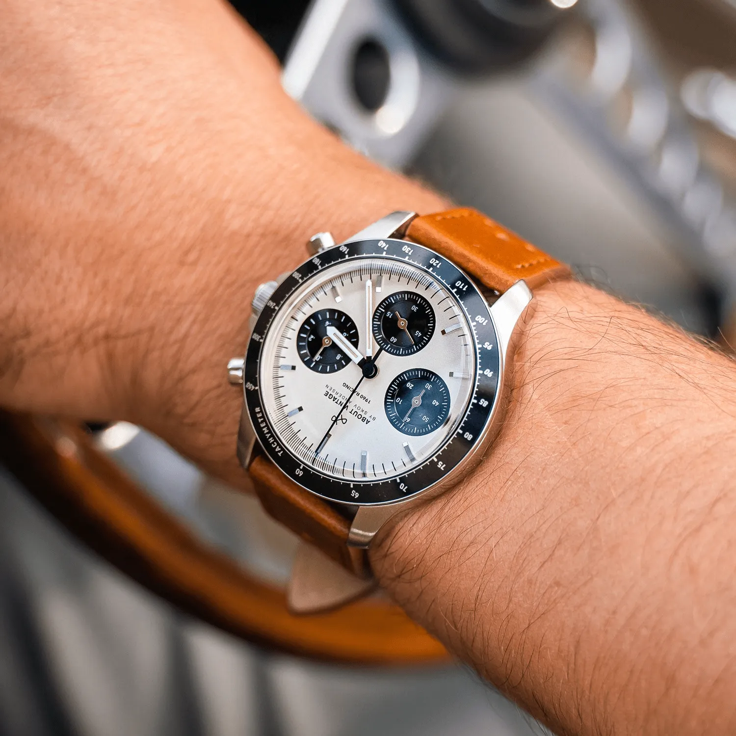 1960 Racing Chronograph. Steel / Off White & Black