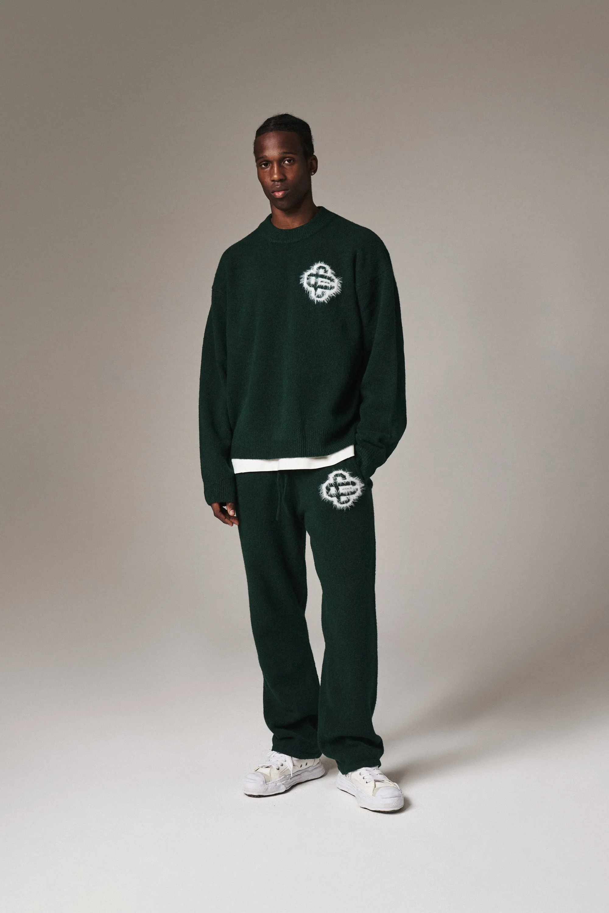 FLUFFY EMBLEM KNITTED CREW - FOREST GREEN