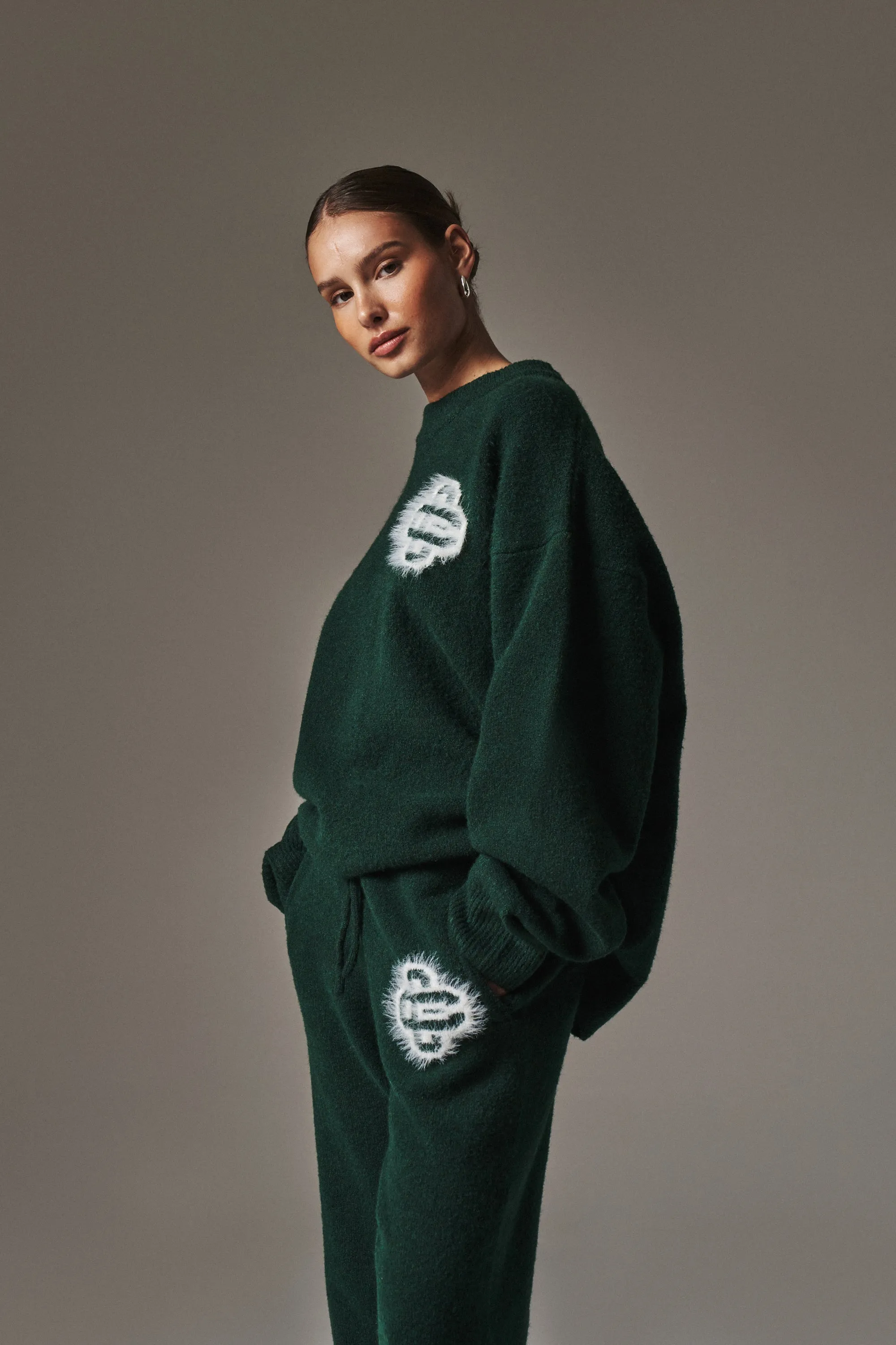 FLUFFY EMBLEM KNITTED CREW - FOREST GREEN