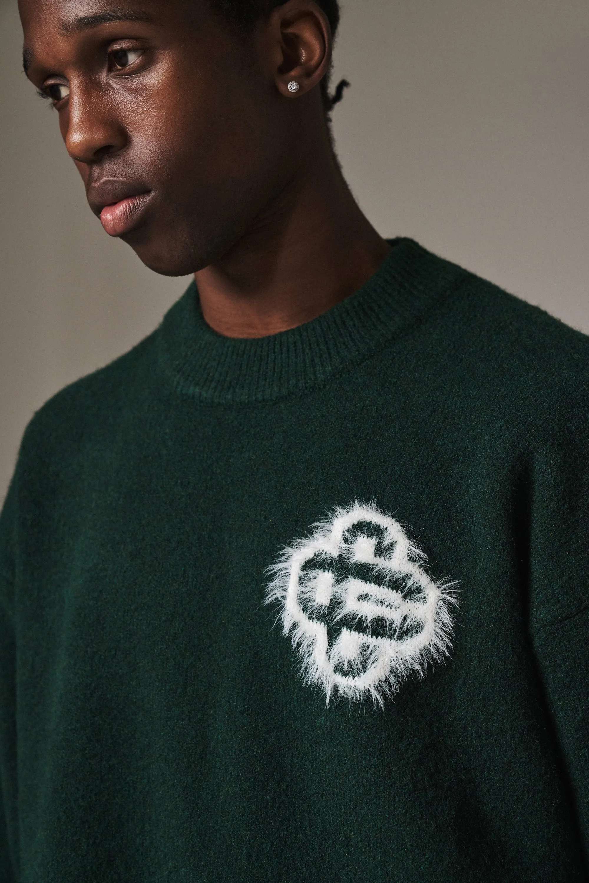 FLUFFY EMBLEM KNITTED CREW - FOREST GREEN