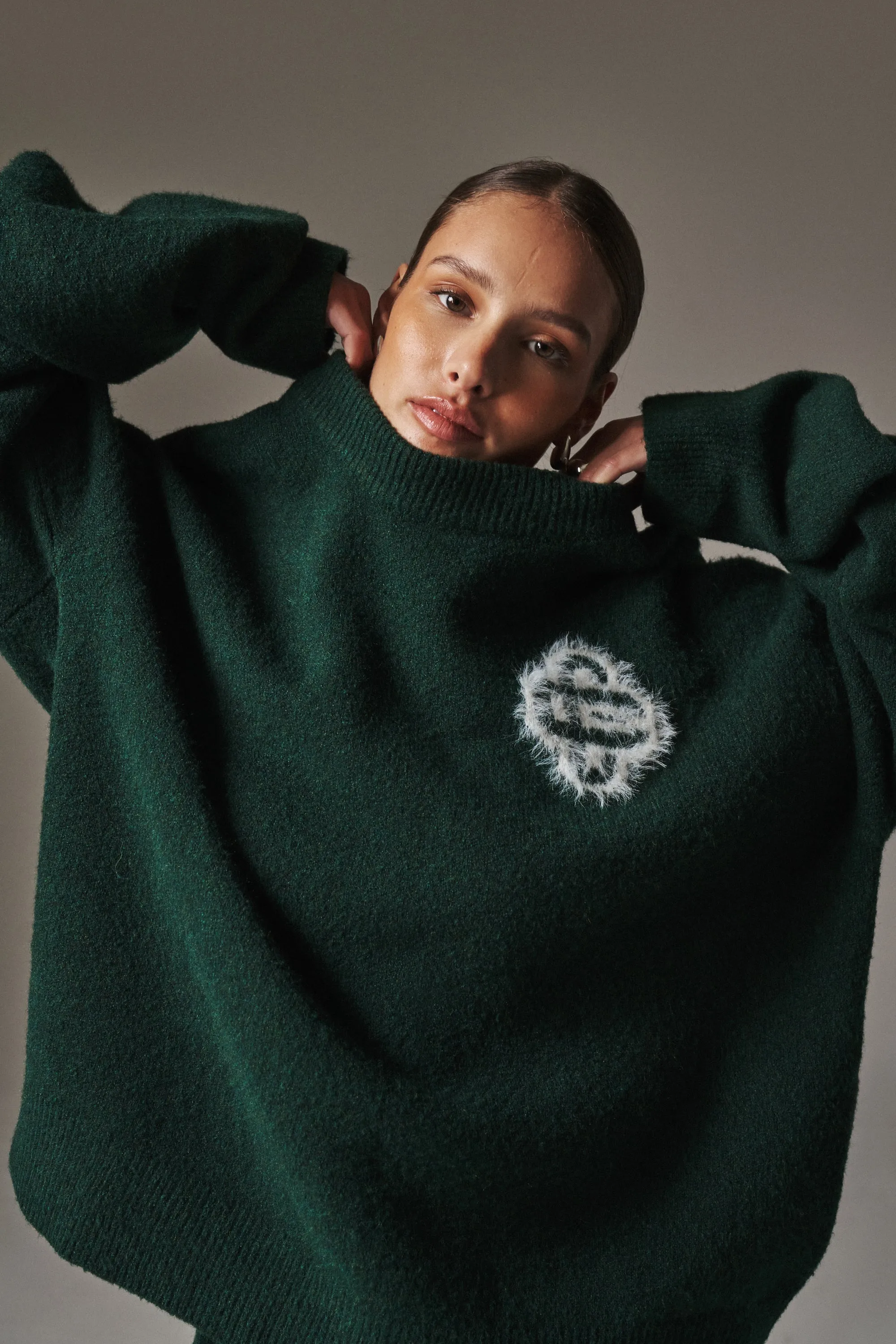 FLUFFY EMBLEM KNITTED CREW - FOREST GREEN