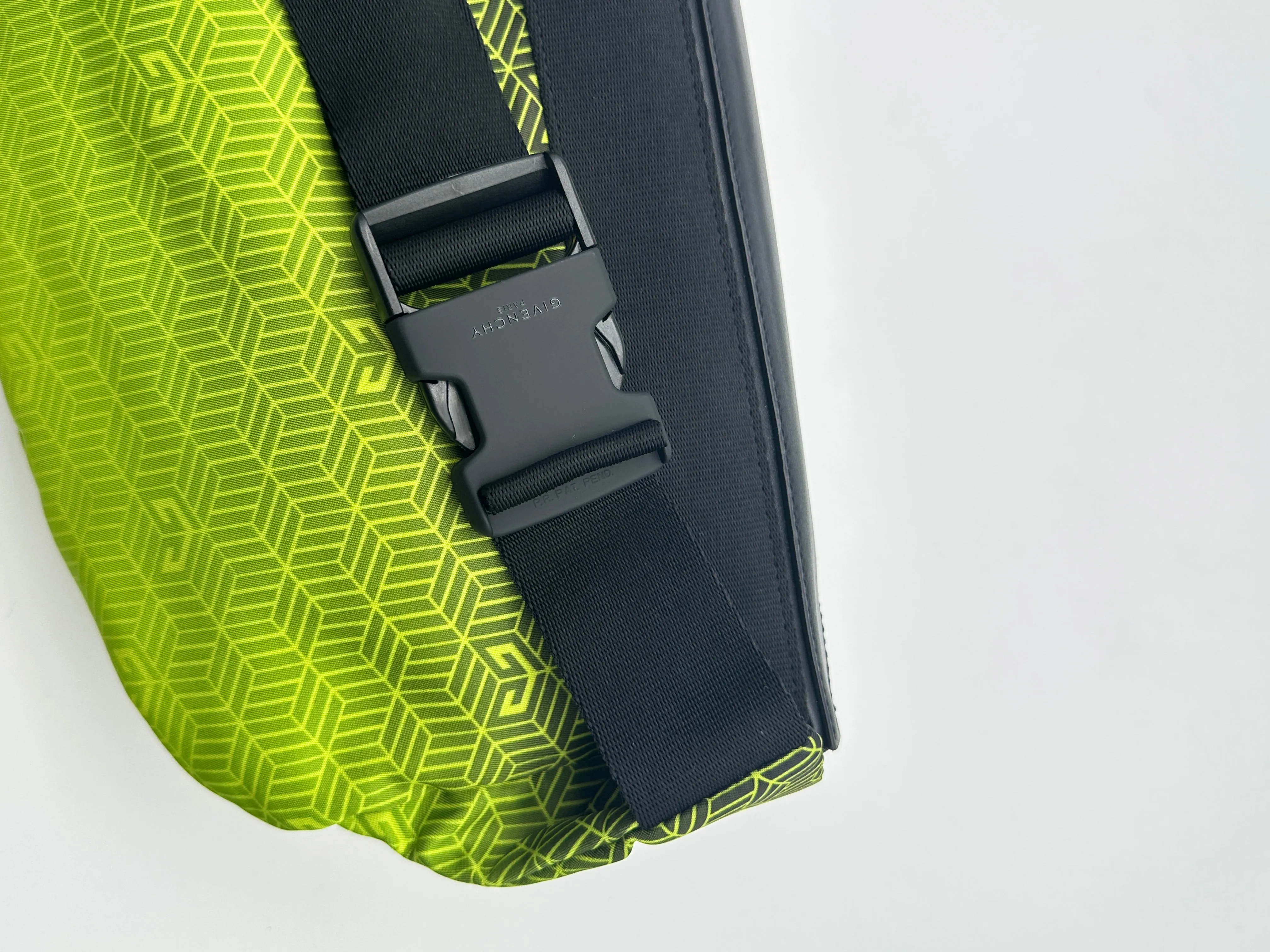 Marsupio Verde Fluo Con Stampa Geometrica E Dettagli Neri