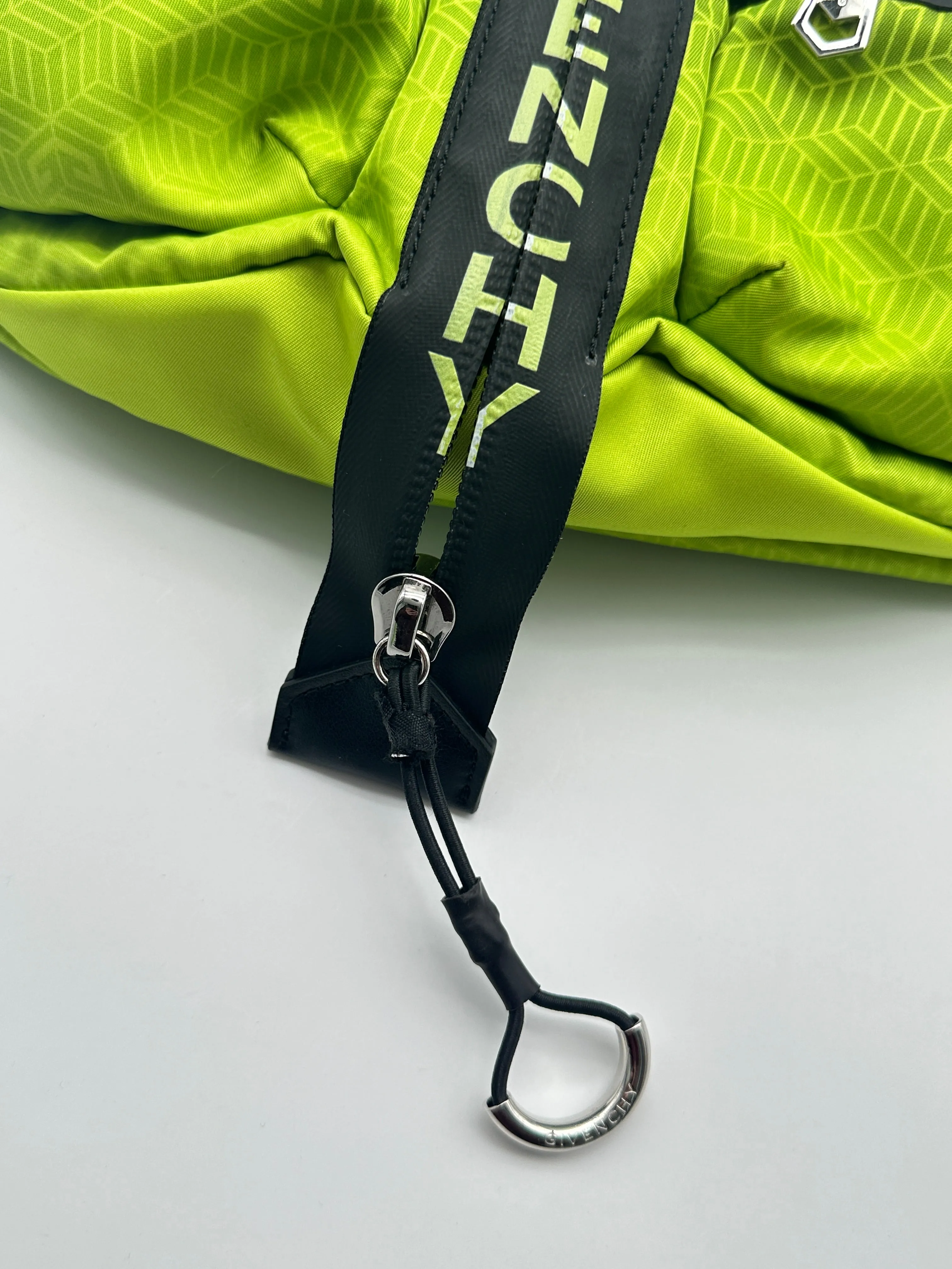 Marsupio Verde Fluo Con Stampa Geometrica E Dettagli Neri