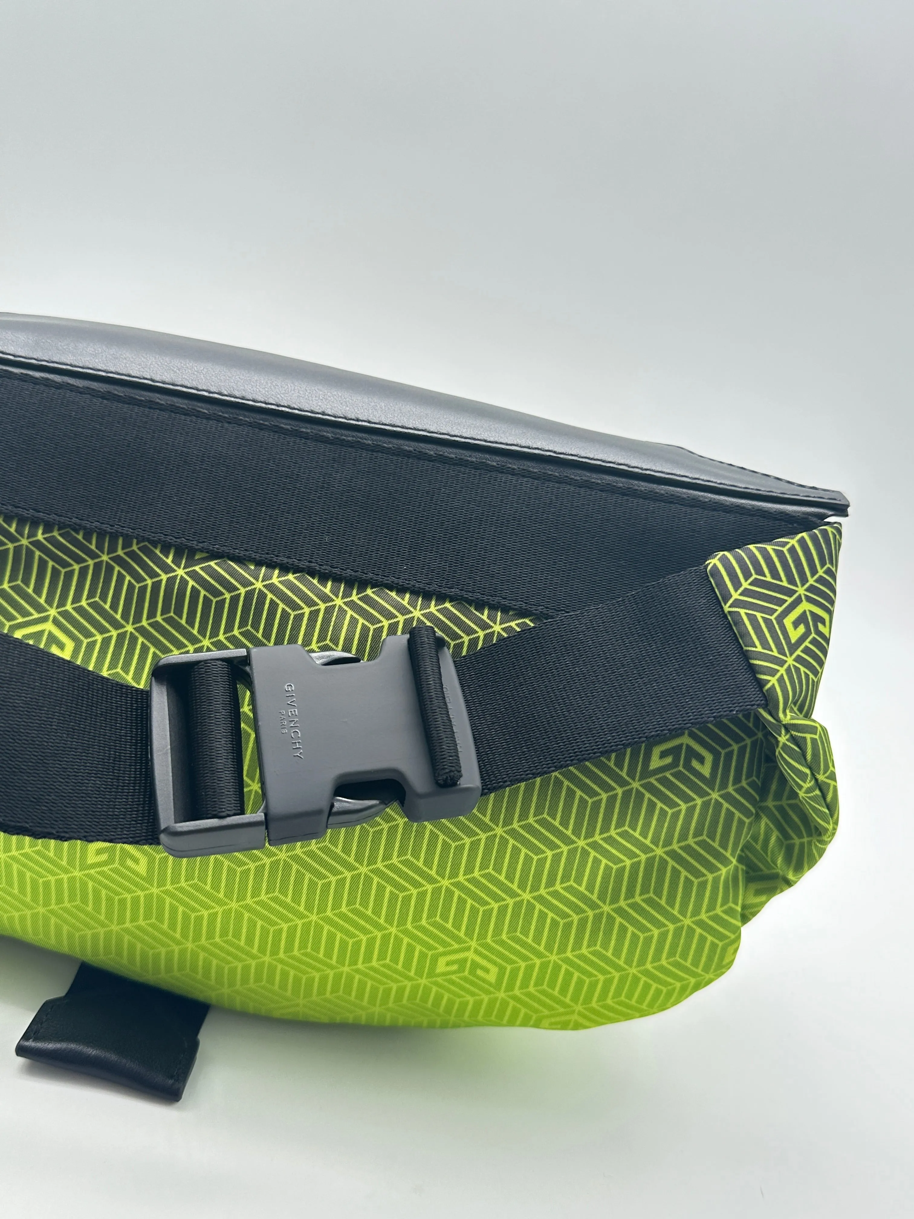 Marsupio Verde Fluo Con Stampa Geometrica E Dettagli Neri